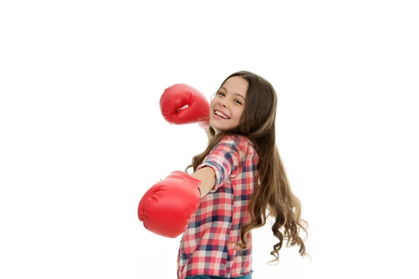 Varje kvinna bör veta försvara sig själv. Flicka glad utbildning boxningshandskar. Barn leende ansikte sport handskar praktiken kämpar färdigheter isolerade vit. Flickor makt. Känn dig fri bekvämt och säkert — Stockfoto