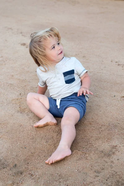 Çocuk ipuçları ve öneriler olan ilk tatil. Çocuk kum küçük çocuk otur. Yürümeye başlayan çocuk kumsalda tatil keyfini çıkarın. Kendine Emanet seyahat çocuk hakkında iyi bak. Sahilde yürümeye başlayan çocuk için en iyi faaliyetleri. Doğa ile united — Stok fotoğraf