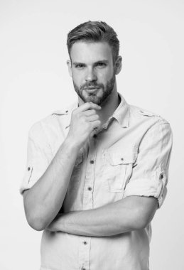 Bekle. Adam bir şey öğrendim. Adam ciddi yüz karar beyaz arka plan yapma kıl. Adam tıraşsız meşgul zor karar. Adam düşünceli dokunuşlar çene sakallı. Düşünmek için zamana ihtiyacım