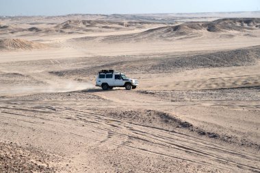 Kum çöl yarış. Araba suv kum tepeleri engellerin üstesinden gelir. Rekabet yarış challenge çöl. Toz bulutları ile offroad araba kullanıyor. Offroad araç içinde ekilmemiş boş arazi engelleri ile yarış