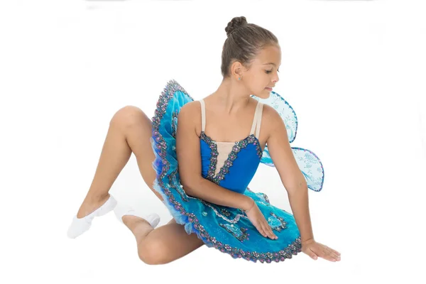 Ονειρέψου κάθε κορίτσι να γίνει διάσημη χορεύτρια μπαλέτου. Παιδικό μπλε φόρεμα με φούστα μπαλέτου λευκό φόντο απομονωμένο. Παιδική ευέλικτη πρακτική μαθητή χορό. Παιδί τρυφερή χορεύτρια εξετάσουμε πανέμορφο φανταχτερό leotard — Φωτογραφία Αρχείου