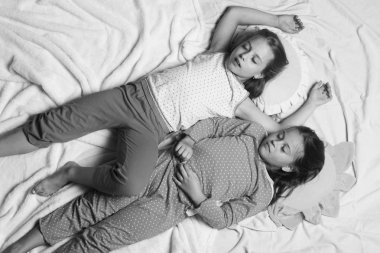 Çocuk uykulu yüzü olan pembe battaniye arka plan üzerinde yakın yalan