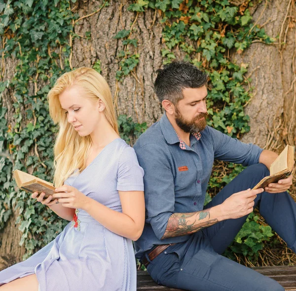 Verliefde paar zitten rug aan rug outdoor, natuur achtergrond. — Stockfoto