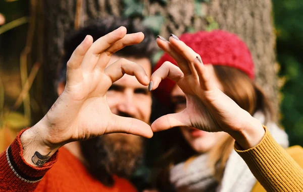 A szerelmesek ujjal mutatják a szívjelet. — Stock Fotó