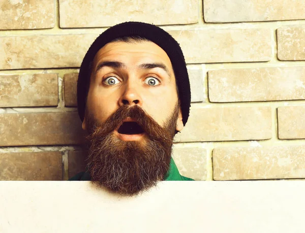 Bearded brutal caucasian hipster with white paper sheet — Stock Photo, Image