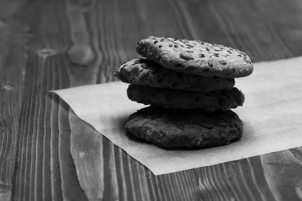 Biscoitos de aveia deitados em pano branco. Composição de gateau minúsculo — Fotografia de Stock