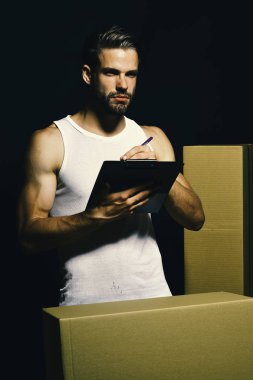 Cinsellik ve dokunaklı konsept. Kaslı elli bir teslimatçı.