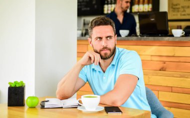 Sakallı rüya gibi yüz ihtiyaçlarını ilham adam. Kafein daha verimli hale getirir. Ciddi adam zevk kafein içecek kadar yakın. Güne büyük fincan kahve ile başlayın. Kahve molası ile verimliliği artırın
