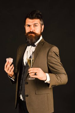 Maço retro elbiseli küçük pembe kutu içecek tutarak sunar