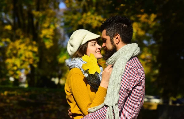 Man en vrouw met gelukkig gezichten op herfst bomen achtergrond — Stockfoto