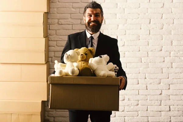 CEO把装满玩具的盒子放在白墙的背景上. — 图库照片