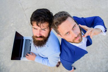 İş uzmanlar destek ekibi, üstten görünüm. Satış ve online işlem. Satış Departmanı iş takım olarak. Dizüstü bilgisayar ve telefon sorunlarını çözme işadamları yapım anlaşma. Girişimcilik takım çalışması olarak