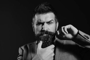 Koyu kırmızı arka planda kafası karışmış bir iş adamı.