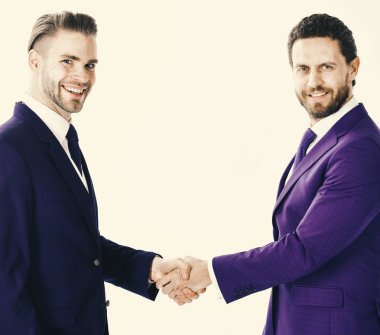Erkeklerde takım elbise veya iş adamları el içinde el sıkışma tutmak.