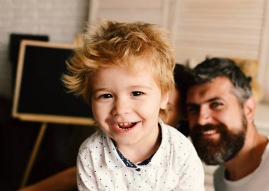 Genç bir aile oyun odasında vakit geçirir. Aile ve çocukluk