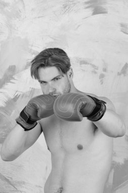 Renkli arka planda dağınık saçlı adam..