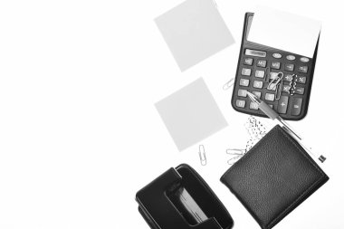 İş ve iş kavramı: Kırtasiye ve m-cüzdan beyaz arka plan üzerinde