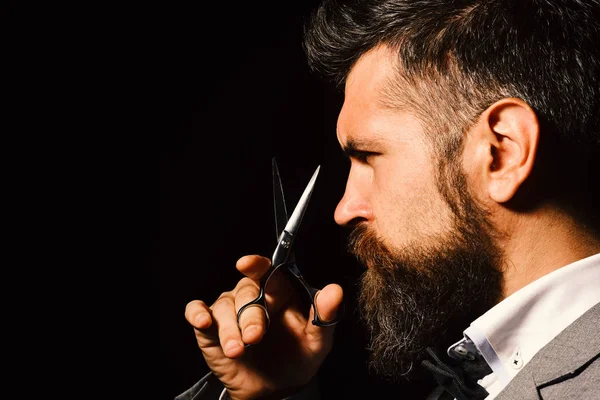 Conceito de publicidade de barbearia. Macho em processo formal — Fotografia de Stock