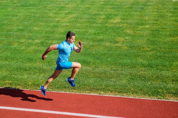 Loper gericht op resultaat. Korte afstand lopen van de uitdaging. Boost de snelheid. Atleet lopen spoor gras achtergrond. Uitgevoerd in vorm. Sprinter opleiding op stadion circuit. Lopende uitdaging voor beginners — Stockfoto