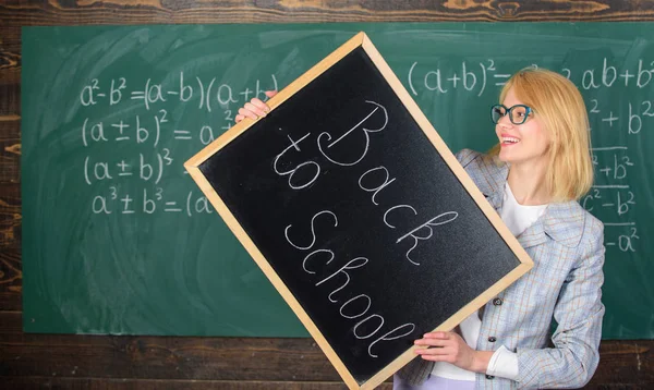 Anställa lärare för nytt läsår. Kvinna lärare håller blackboard inskription tillbaka till skolan. Tillbaka till skolan lärare rekrytering. Söker engagerade komplement kvalificerad arbetskraft lärarutbildare — Stockfoto