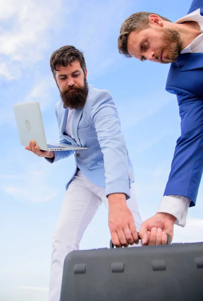 Geschäftsmann nimmt Aktentasche mit Partner hält Laptop. jede Gelegenheit ergreifen. Partner Unternehmer, die sich bemühen, gemeinsame Unternehmen zu gründen. Gemeinsames Geschäft mit Freund ausbauen — Stockfoto