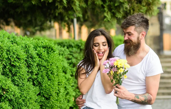 花束常に良いアイデア。彼女の好きな花をもたらします。彼女にとって驚きです。男は、花束フラワー ロマンチックな日付を与えます。会議日付公園背景のカップル。男の準備のガール フレンドのための驚きの花 — ストック写真
