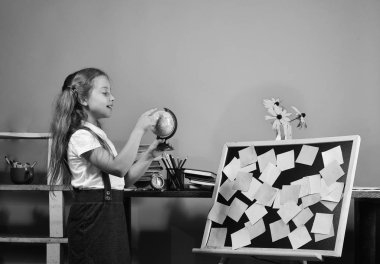 Mavi duvar arka plan üzerinde çocuk ve okul malzemeleri