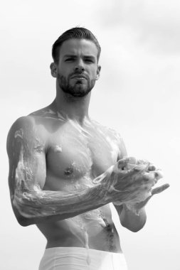 Sağlık ve seks kavramı: seksi güçlü gövdeli erkek vücudu