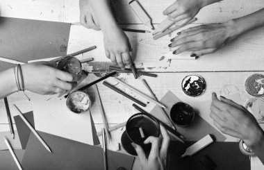 İleti örneği ve kağıt ile sanatçı el. Yaratıcılık ve sanat kavramı