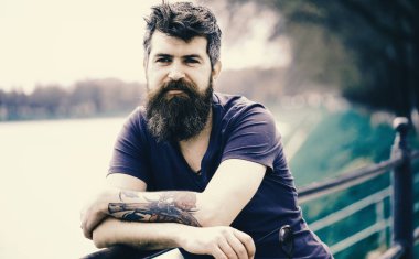 Sakal ve bıyık dövme ve güneş gözlüğü, arka plan üzerinde nehir ile olan adam. Yansıma ve düşünce kavramı. Yenilikçi düşünme, riverside adlı ayakta rüya, ufuk düşünceli yüzünde