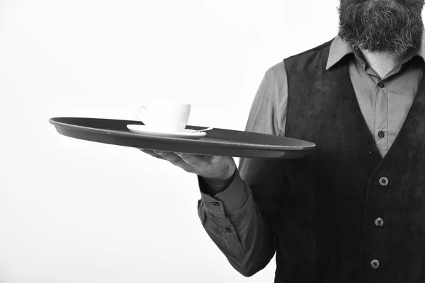 Barmanul în uniformă serveşte cafea. Restaurant catering concept . — Fotografie, imagine de stoc