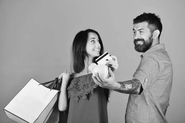 Conceito de compras e lazer. Homem com barba detém cartão de crédito — Fotografia de Stock