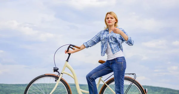 Mädchen fahren Cruiser-Fahrrad. Frau fährt Fahrrad Himmel Hintergrund. Gründe, Fahrrad zu fahren. Vorteile des Radfahrens jeden Tag. Halten Sie sich mit regelmäßigem Radfahren fit. Vorteile für die Gesundheit durch regelmäßiges Radfahren — Stockfoto