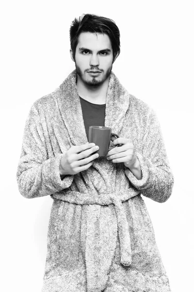 Terry bornozlu yakışıklı sakallı adam.