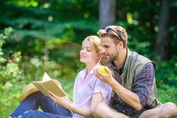 Yeşil çayır romantik tarihte. Aşık çift kitap okuma boş zaman harcamak. Çift soulmates romantik tarihte. Keyifli bir hafta sonu. Romantik Çift öğrenciler şiir doğa arka plan ile eğlence keyfini çıkarın. — Stok fotoğraf