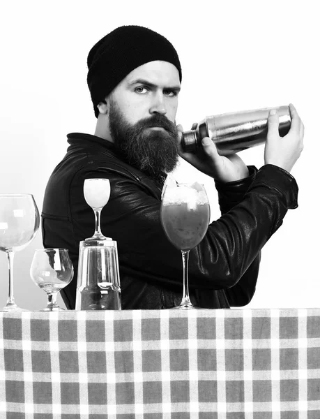 Brutale blanke hipster met alcoholische drank of verse cocktail — Stockfoto