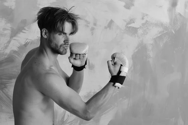 MMA harcos erős testgyakorlattal harcművészetek. — Stock Fotó