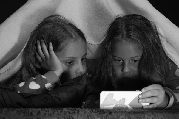 Concepto de niños y tecnología: niñas con caras involucradas — Foto de Stock