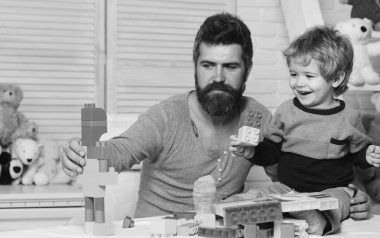 Aile ve çocukluk kavramı. Erkek ve çocuk birlikte oynuyorlar.