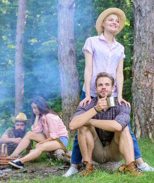 Trova compagno di viaggio ed escursione. Amici rilassarsi vicino al falò dopo il giorno trekking sfondo della natura. Amici dell'azienda coppie o famiglie godono di relax insieme foresta. Impressionante escursionismo grande compagnia — Foto Stock