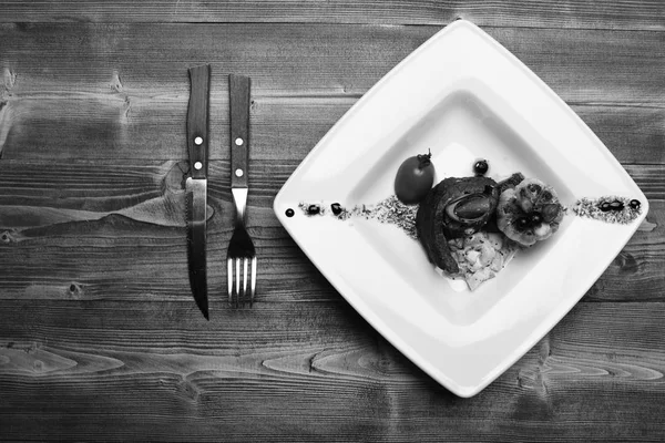 在正方形的盘子里摆上现代的餐具.法式饭 — 图库照片