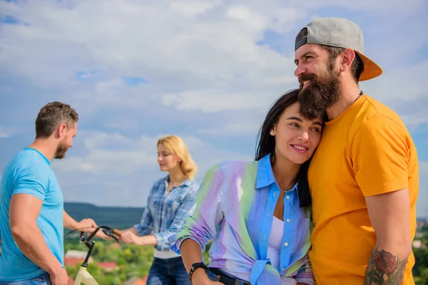 Objetivos de relaciones a largo plazo. Alguien acaba de conocerse y alguien es feliz en la vida familiar. Dos goles. hombre y mujer relajado abrazo feliz juntos mientras que el hombre en el fondo tratar de recoger nueva novia —  Fotos de Stock