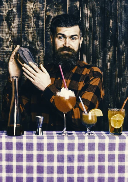 Barman com barba longa e bigode e cabelo elegante — Fotografia de Stock