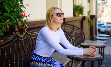 Hala onu bekliyor. Nasıl tek ipuçları olmanın tadını çıkarın. Kadın yalnız kafe Teras kentsel arka plan defocused oturur. Kız onu bekleyen yalnız kafe otur. Kadın yalnız bekle tarih. Dating tavsiye kadınlar için.