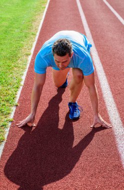Runner take parçası yarışmalar başlangıç konumu düşük. Spor hedef odaklı. Zafer elde etmek hazır. Adam atlet yarış gitmeye çalışan duruldu. Düşük başlangıç konumu Runner atlet konsantre