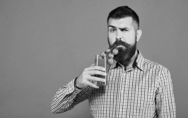 Flört eden çiftçi saman olarak domates kullanıyor.