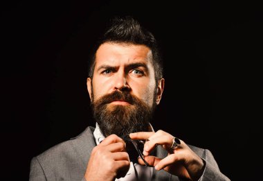Sakallı çelik makas tutar. İşadamı sakin yüz