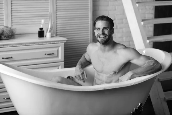 Chico en baño blanco con escaleras en el fondo —  Fotos de Stock