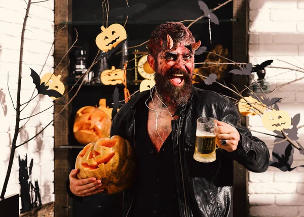 Hombre con maquillaje de miedo sostiene taza de cerveza — Foto de Stock