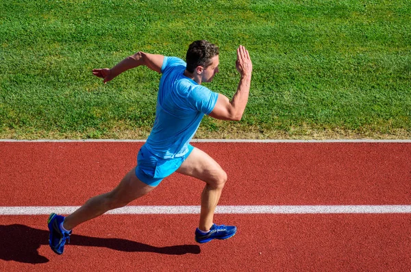 Férfi sportoló fut nagy eredményt elérni. Sebesség képzési útmutatót. Lista, hogyan lehet javítani a haladási sebesség. Sportoló runner sportos forma a mozgás. Sport-életmód- és egészségügyi koncepció. Hogyan gyorsabban fusson — Stock Fotó